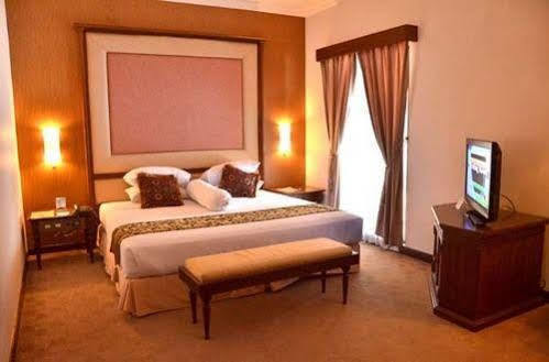 Bahari Inn Tegal Luaran gambar